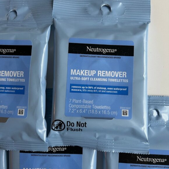 Neutrogena Make Up Remover Cleansing Towelettes, Travel Size NEW Pack Of 5 - Picture 2 of 3